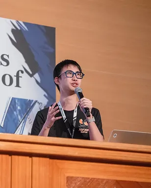 SITCON 講者在舞台上進行技術演講的照片