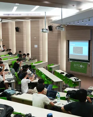 SITCON 進行夏令營在大教室的照片