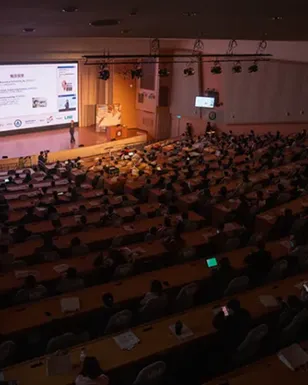 SITCON 在中央研究院中，最大的會議廳進行講座的照片