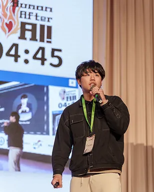 SITCON 講者在舞台上進行技術演講的照片