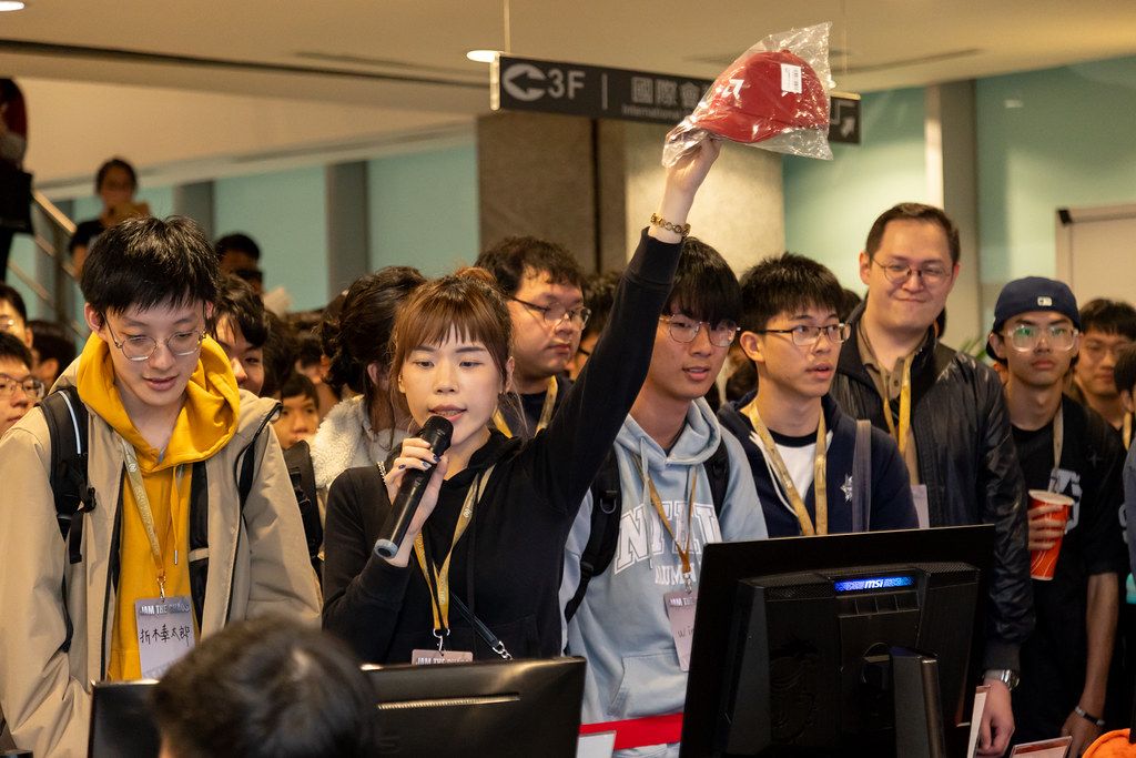 SITCON 2026 工作人員拿著麥克風帶領參與者互動