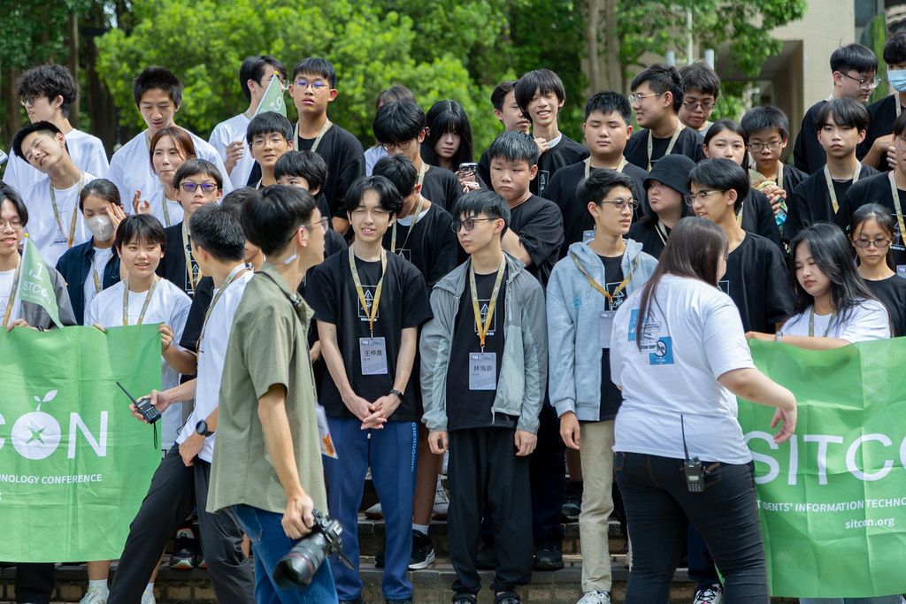 SITCON Camp 工作人員在戶外集合拍團體照