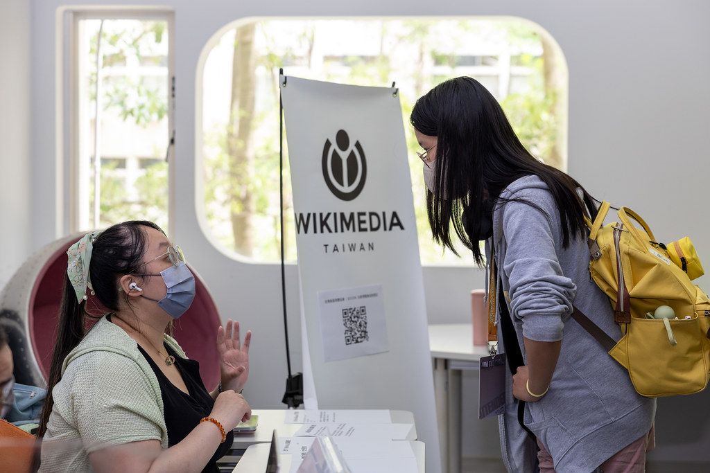 社群攤位工作人員與參與者交談