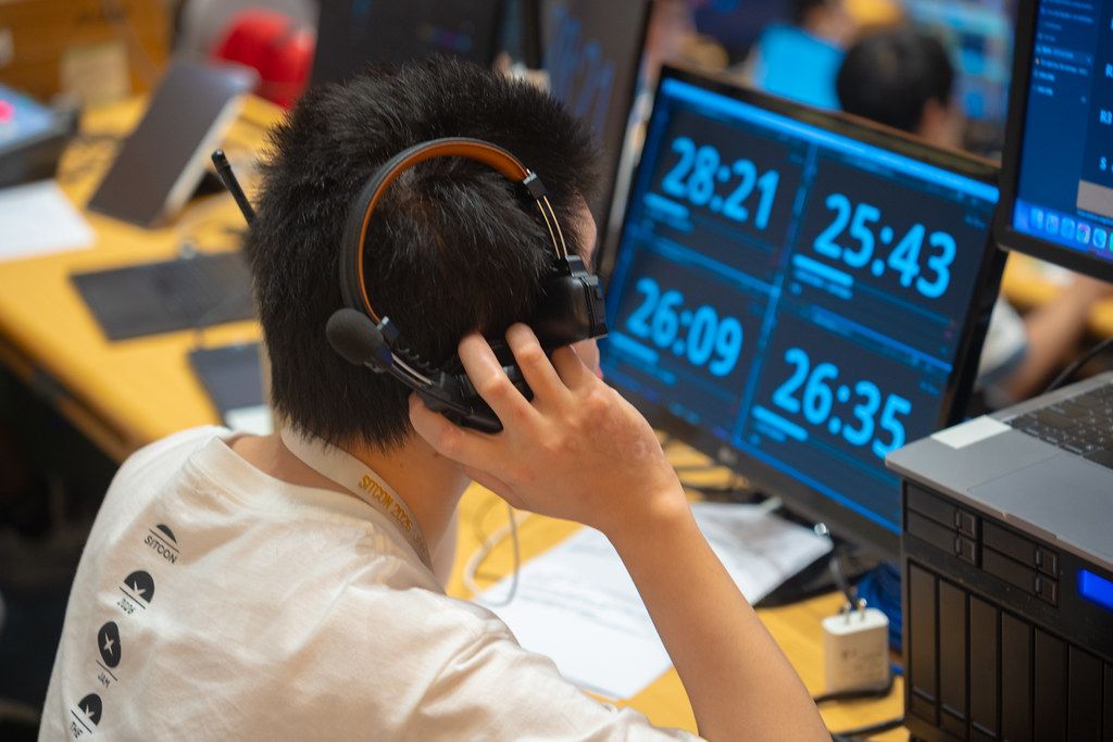SITCON 2026 製播工作人員戴耳機操作監看與控制設備