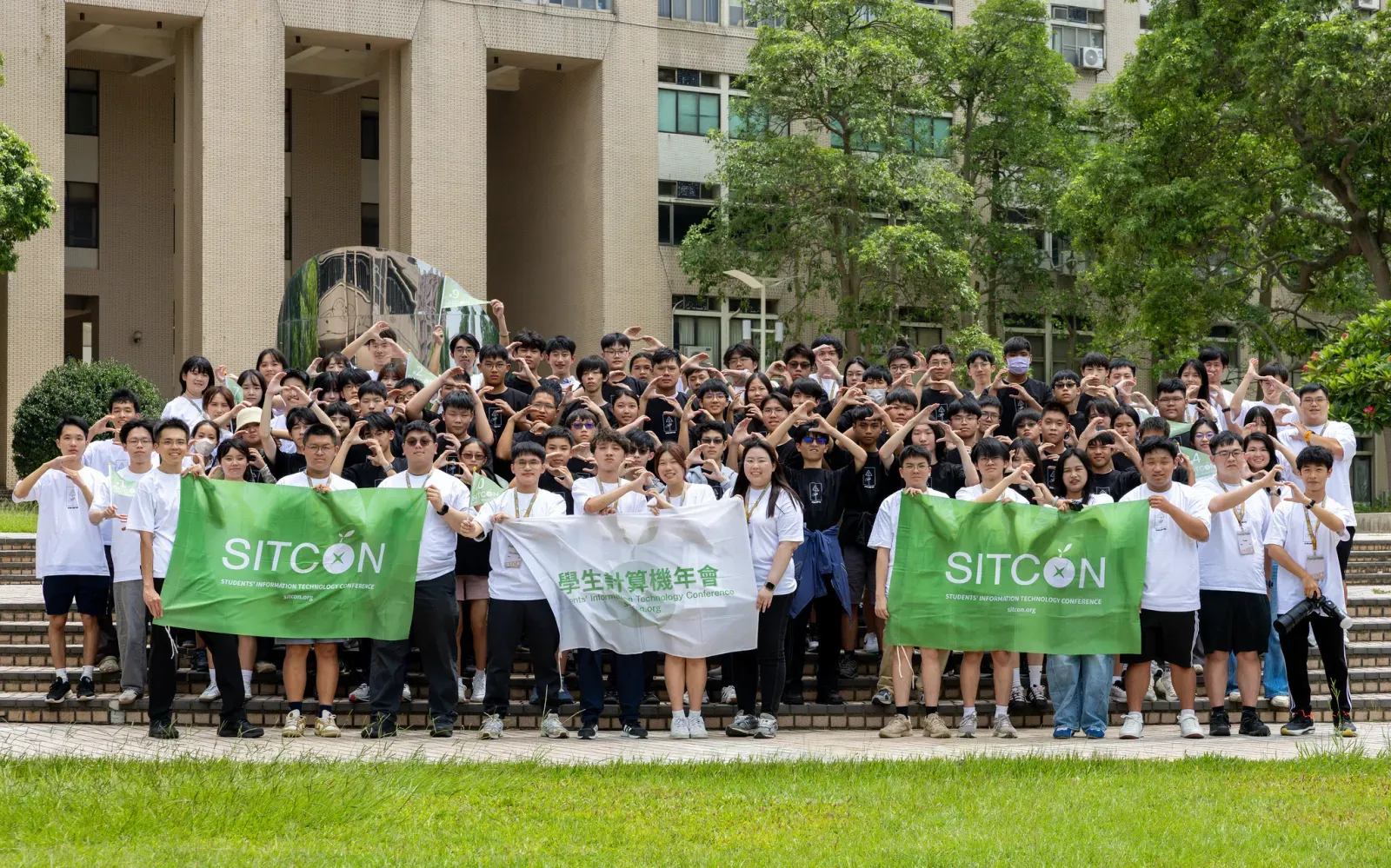 SITCON 夏令營 2026 學員舉旗大合照