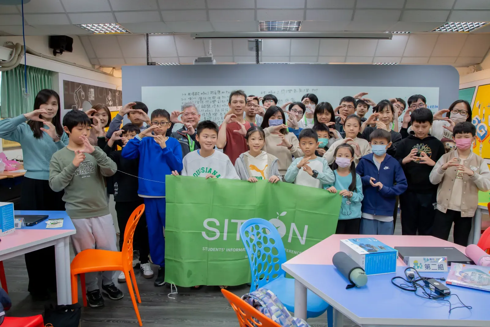 Hour of Code 宜蘭場孩子與志工舉旗合照